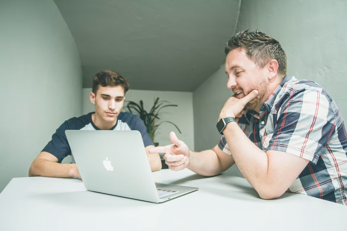 Twee mensen bekijken samen hun financiën op een laptop
